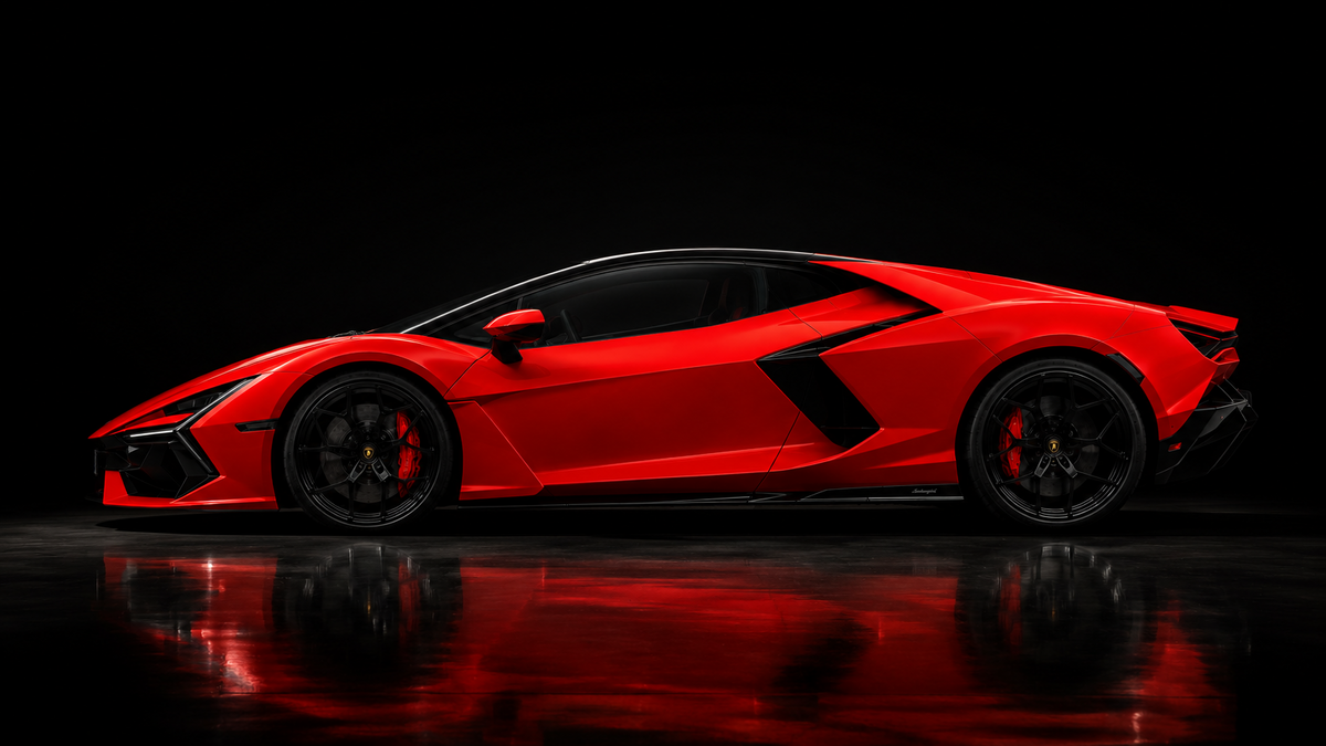 URIDE Lamborghini Revuelto im Dark-Luxury-Stil